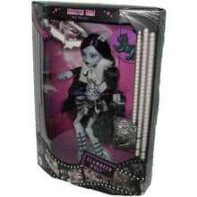 Load image into Gallery viewer, Monster High Reel Drama Clawdeen Wolf Doll HKN28 Right view of box