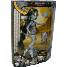 Load image into Gallery viewer, Monster High Reel Drama Cleo de Nile Doll JDR65 Left