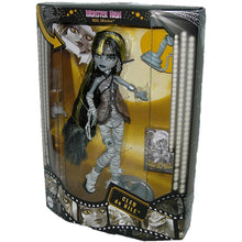 Load image into Gallery viewer, Monster High Reel Drama Cleo de Nile Doll JDR65 Right