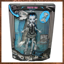 Load image into Gallery viewer, Monster High Reel Drama Frankie Stein Doll HKN29 Gallery
